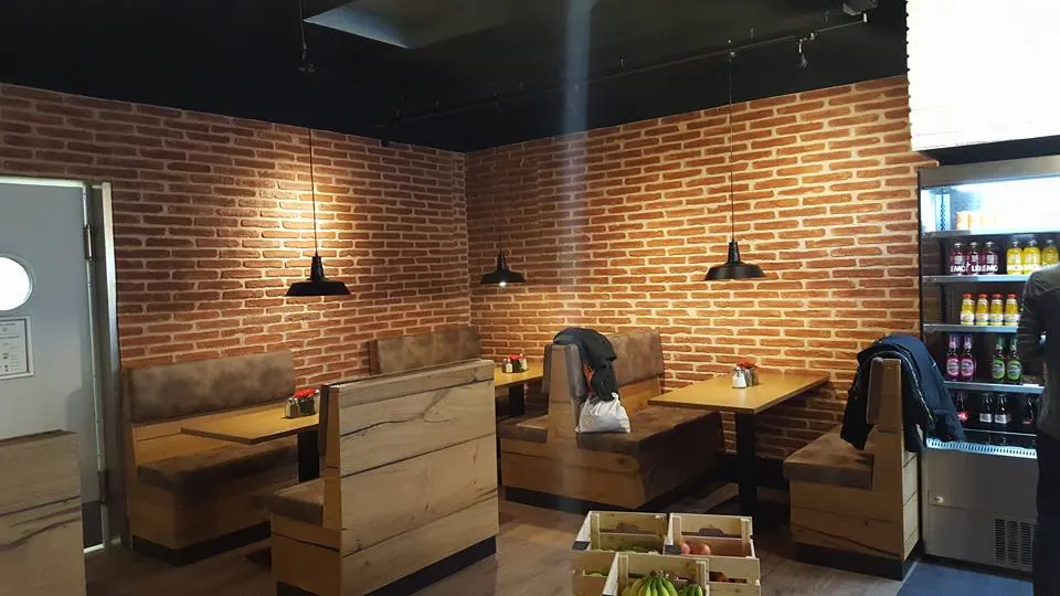 Bar: sala con pareti in mattoncino e sedute