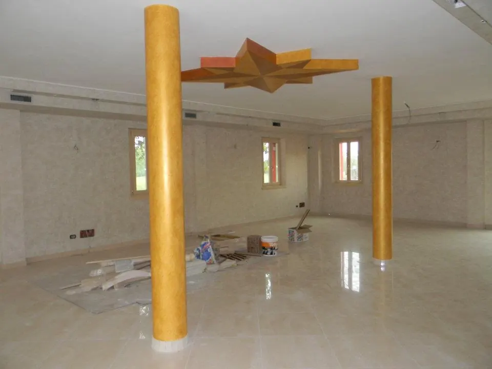 Colonne decorative e controsoffitto a stella