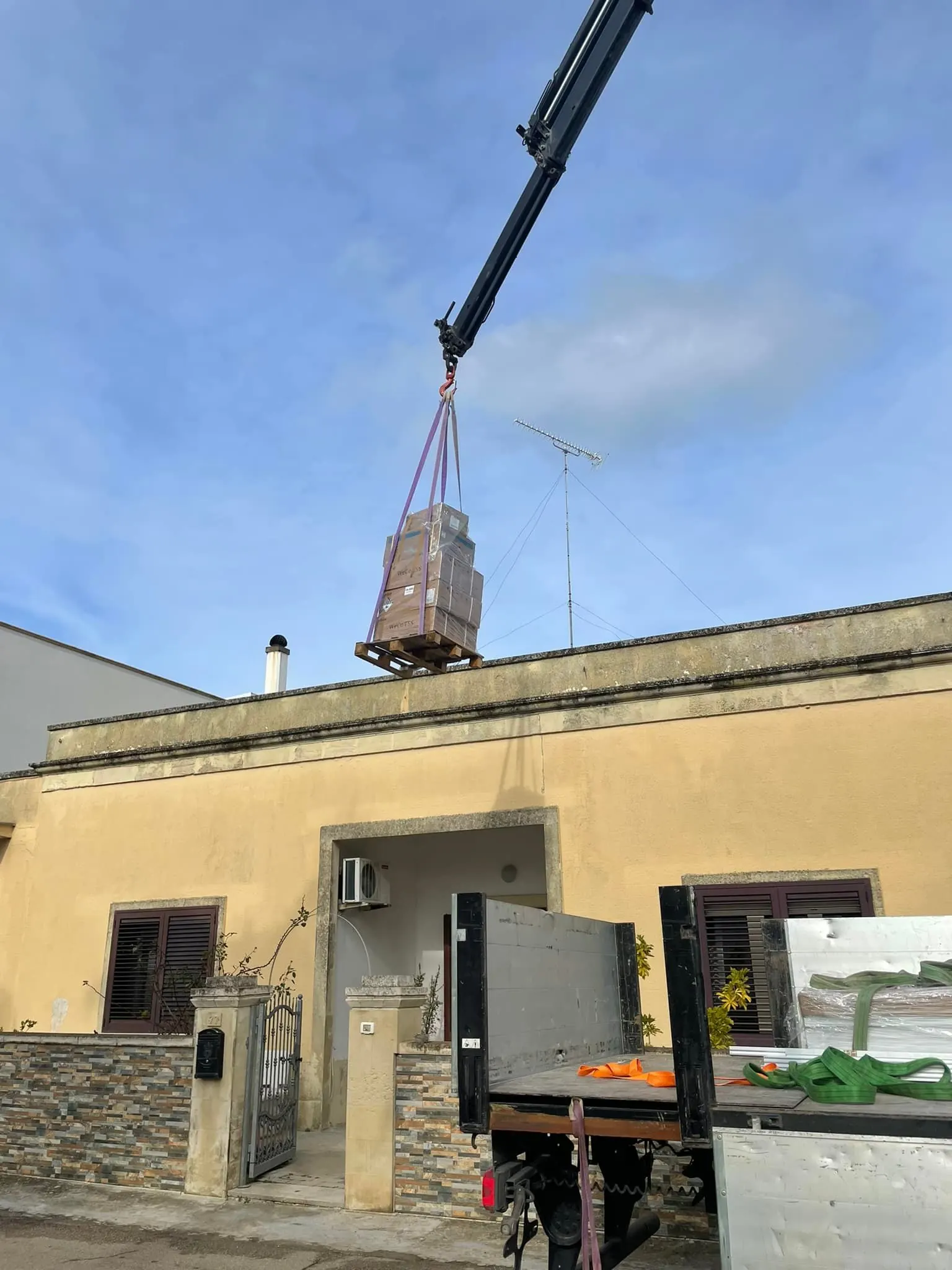 Cantiere: movimentazione materiali con gru