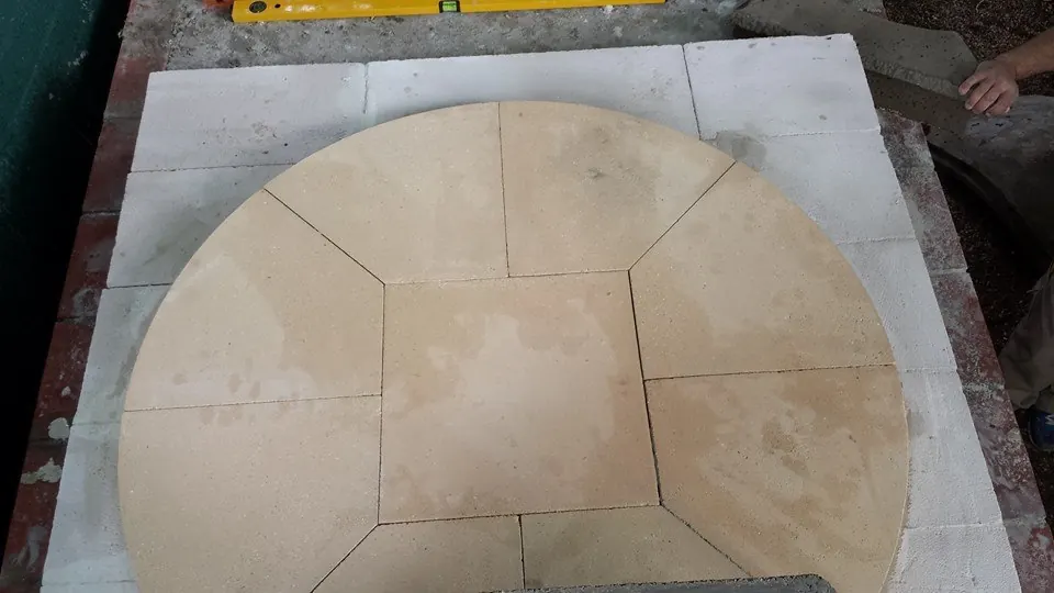 Pavimentazione in pietra con disegno circolare