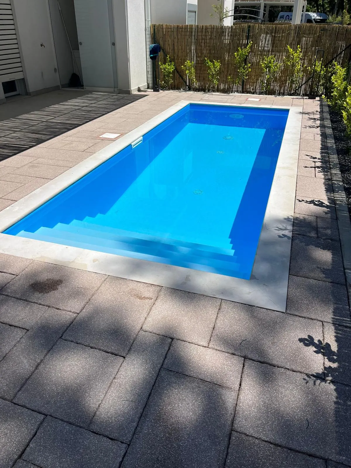Piscina in giardino con pavimentazione esterna