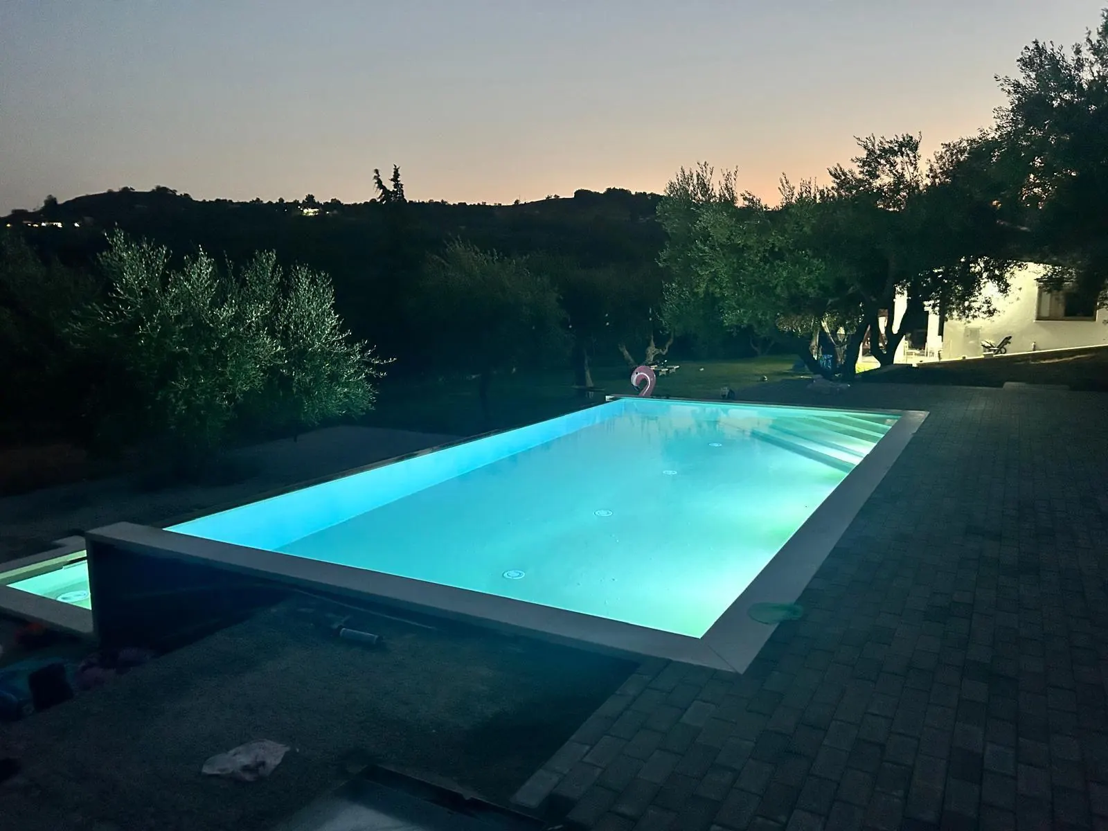 Piscina tra gli ulivi, vista al tramonto