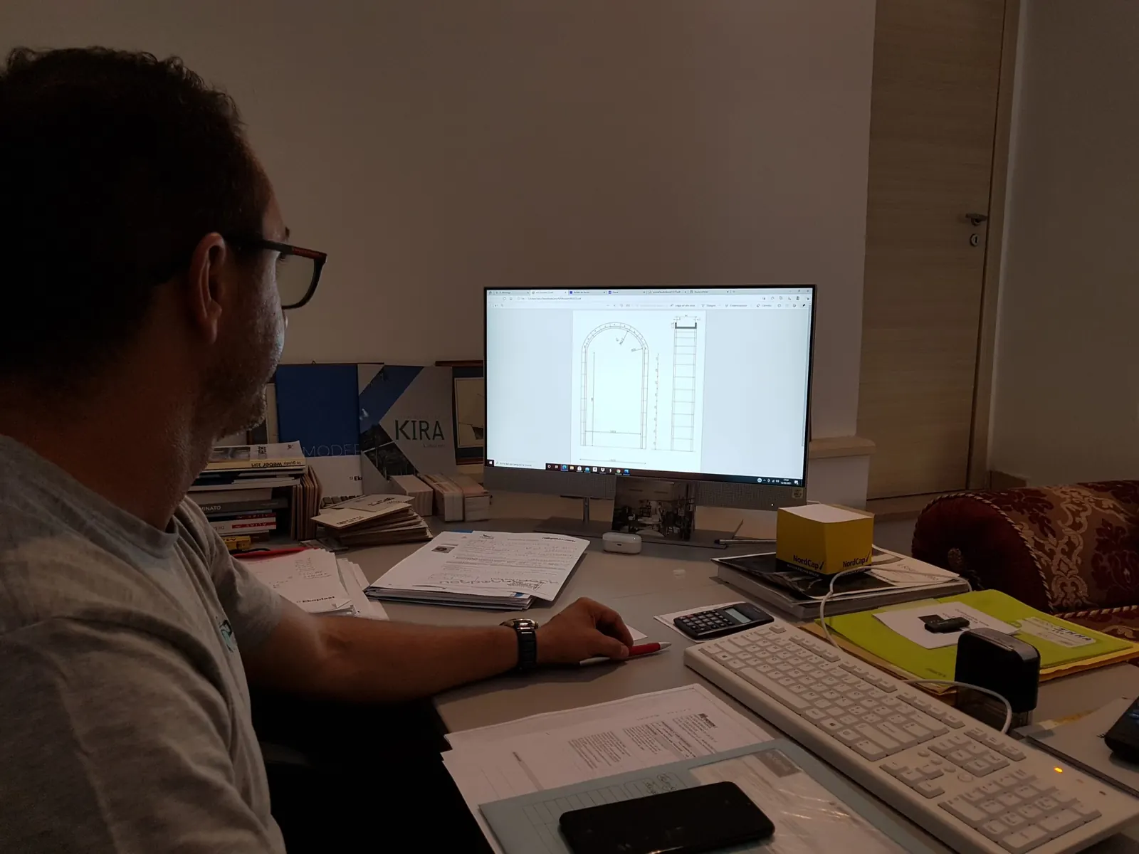 Fabrizio Marra al lavoro su un progetto