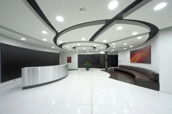 Reception con controsoffitto in cartongesso sagomato