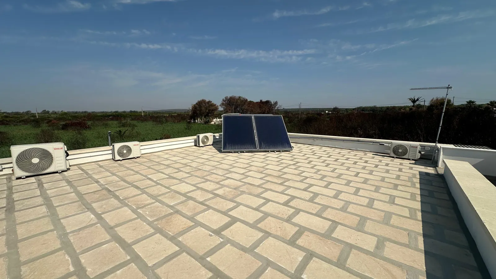 Terrazza con pannello solare e climatizzatori